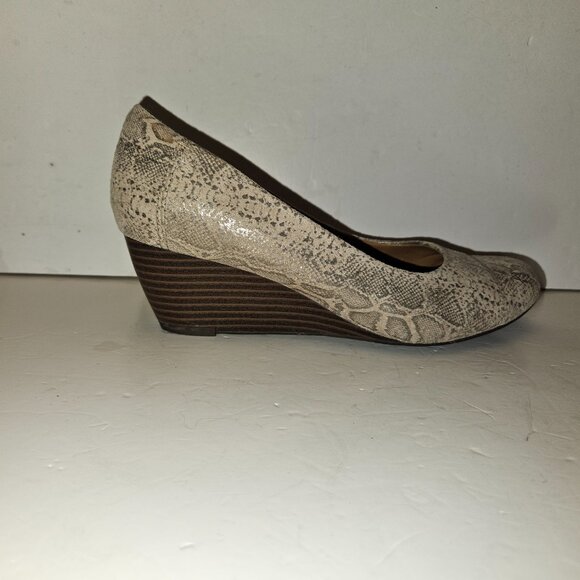Clark's Collection Soft Cushion Wedge Pumps. US 7.5 M - Picture 7 of 16